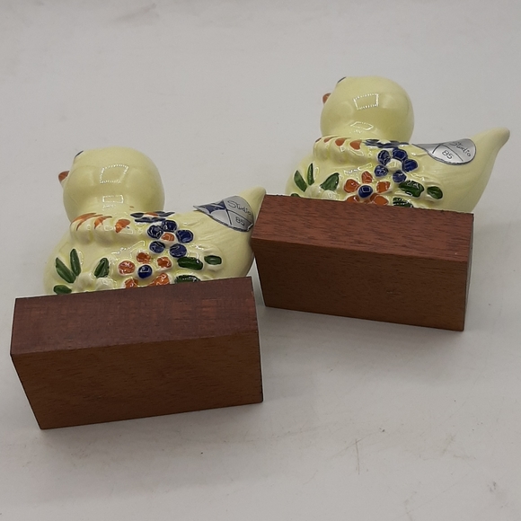 Vintage Studio 85 Pair of Adorable Ceramic Ducks Hand Painted on Wooden Base - Picture 7 of 8